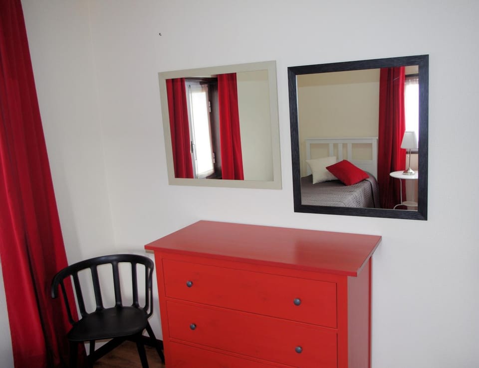 Photo of the whole room, Decorative detail