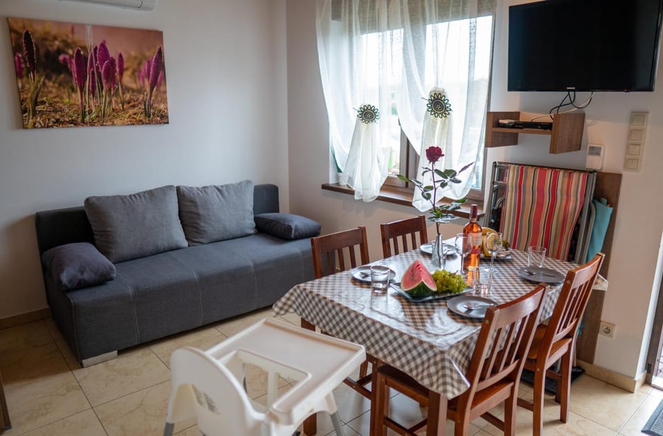 Living room, Seating area, Dining area