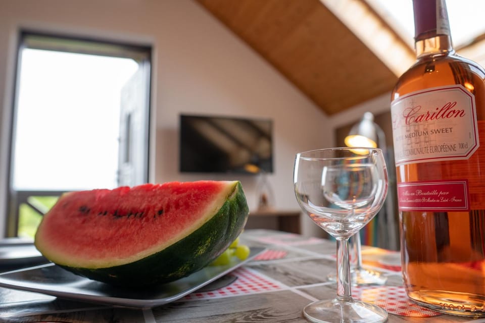 Photo of the whole room, Decorative detail