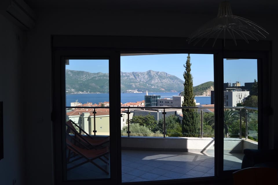 City view, Sea view