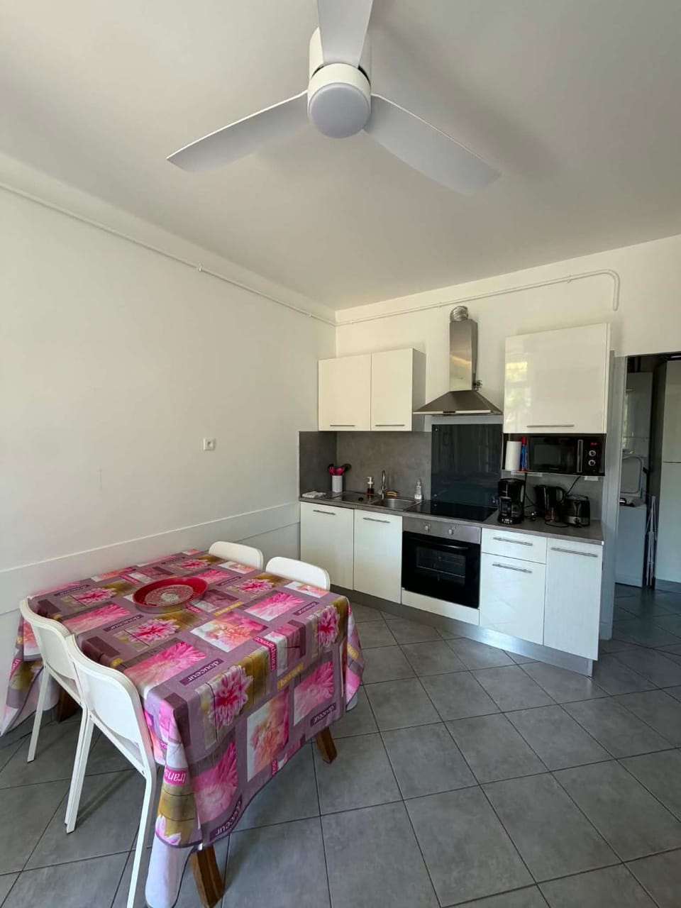 Coffee/tea facilities, Kitchen or kitchenette, dishwasher, oven, stove, toaster