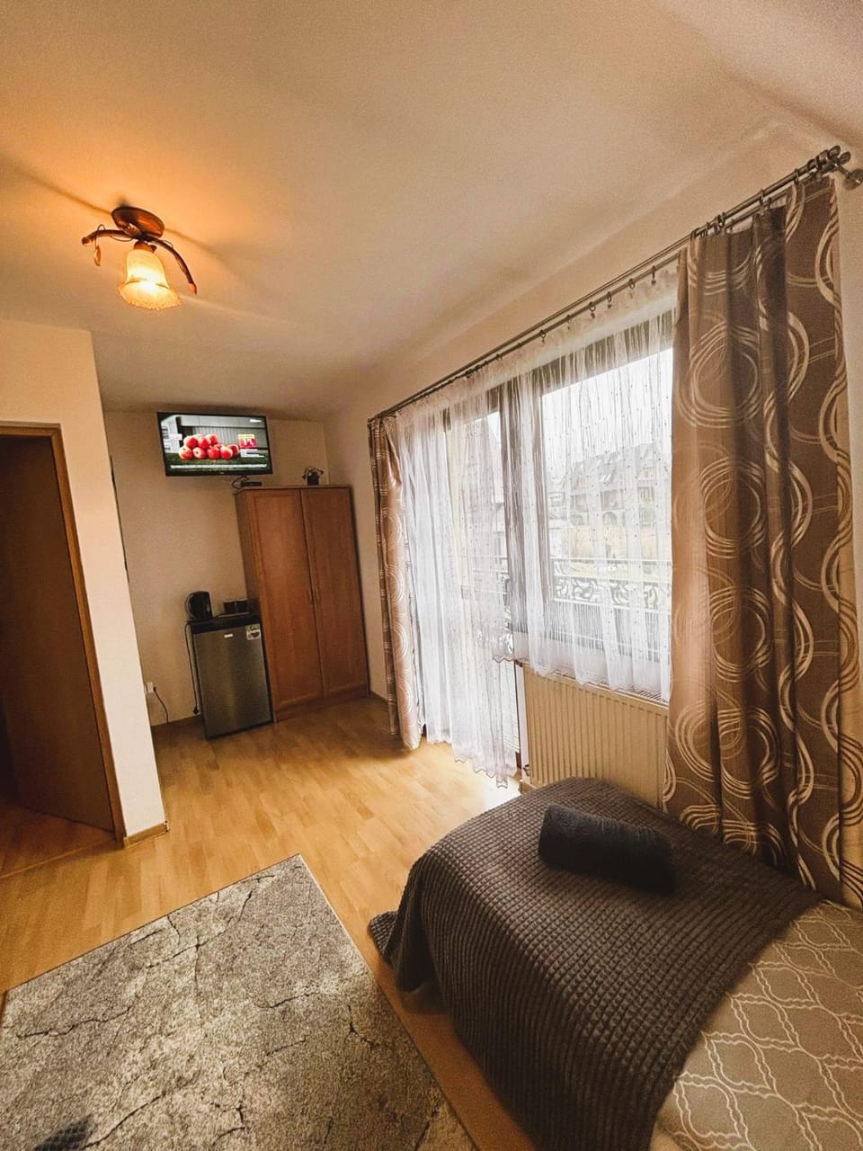Bed, TV and multimedia, Living room, Photo of the whole room, Seating area, Evening entertainment, Bedroom, fireplace