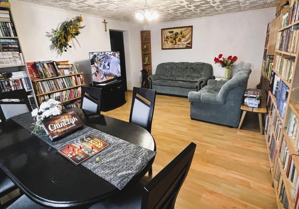 Communal lounge/ TV room, Library, TV and multimedia, Living room, Seating area, Evening entertainment