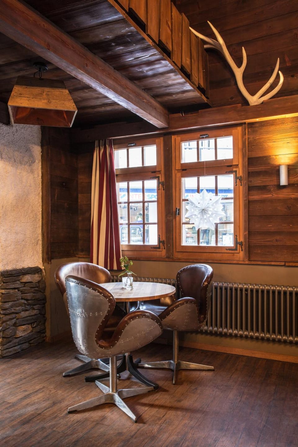 Restaurant/places to eat, Lounge or bar