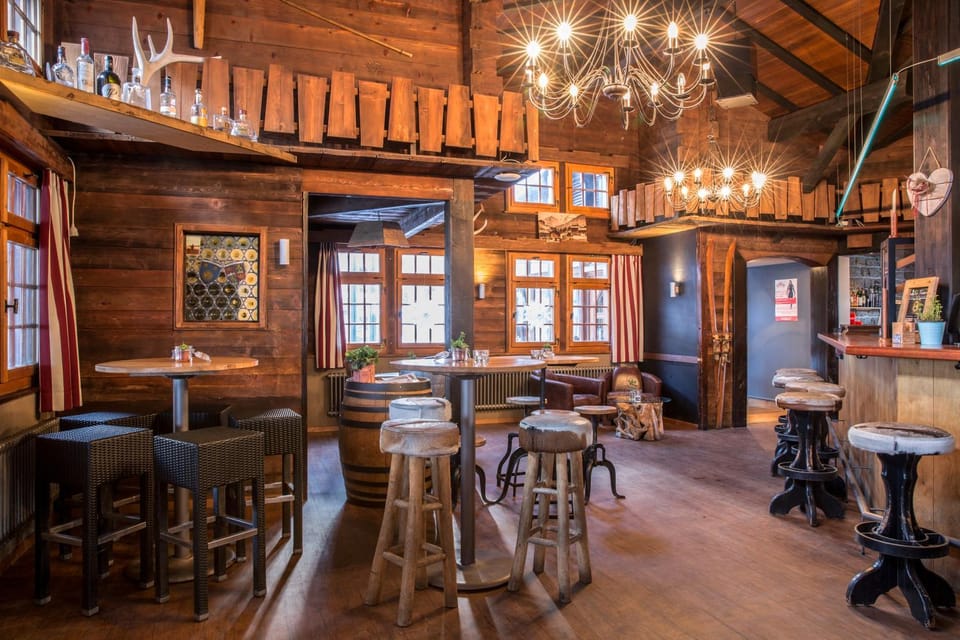 Restaurant/places to eat, Lounge or bar