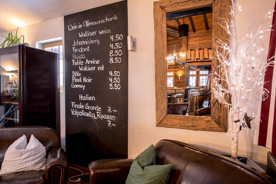 Restaurant/places to eat, Lounge or bar