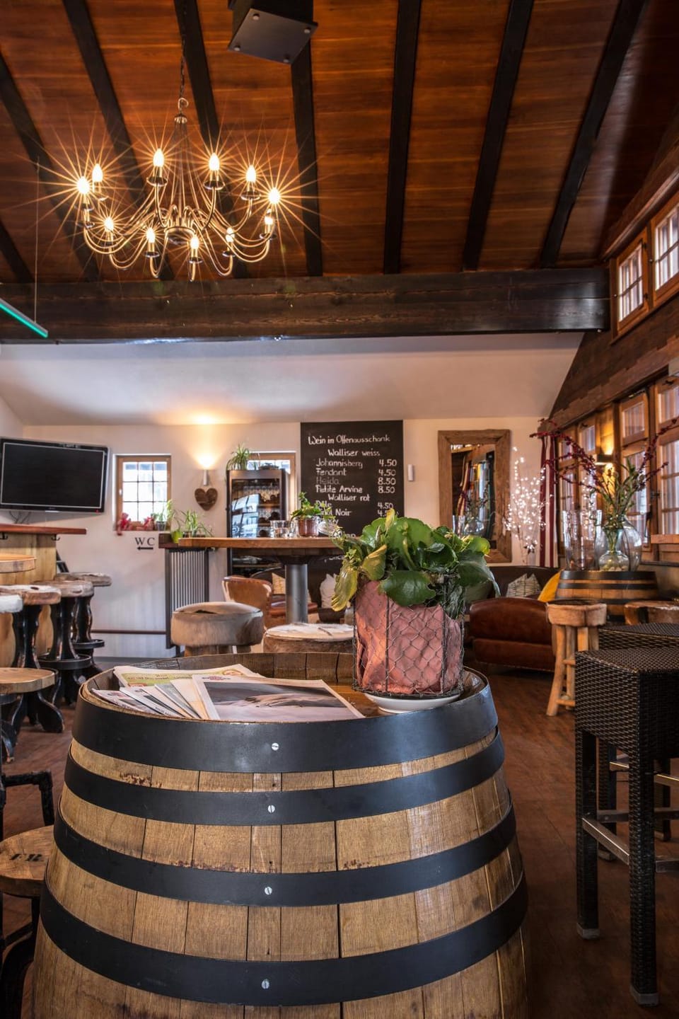 Restaurant/places to eat, Lounge or bar