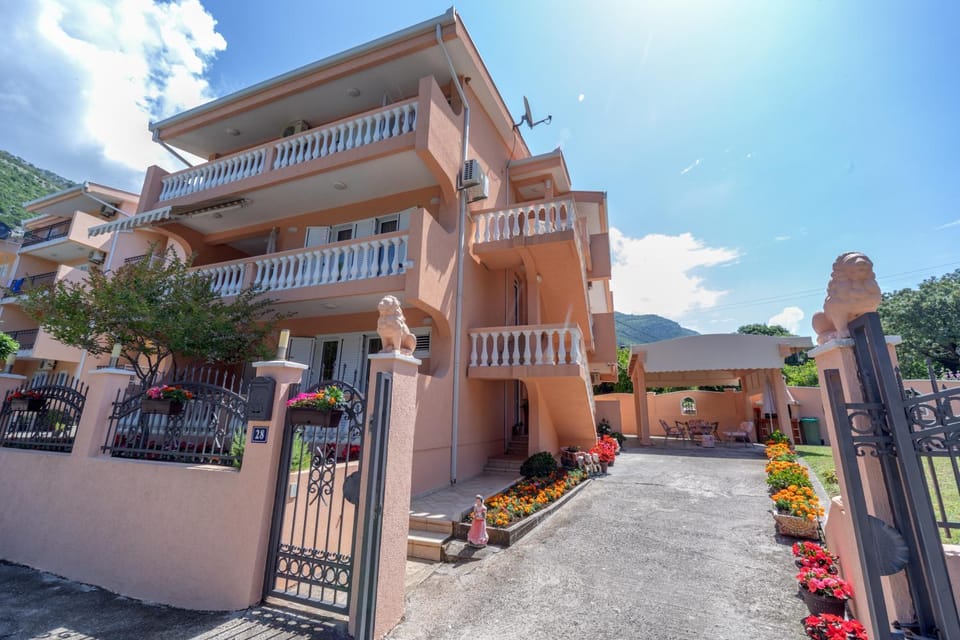 Apartmani Milacic Apartment in Montenegro