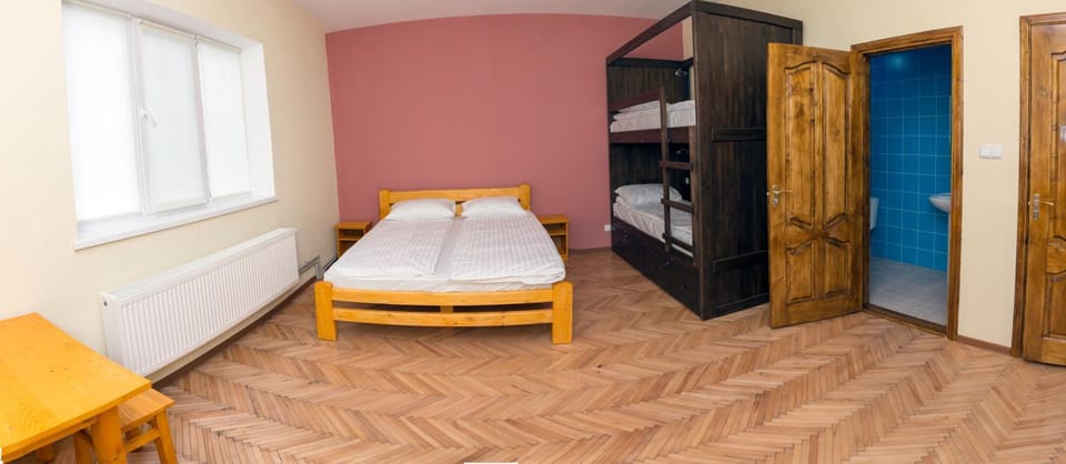 Photo of the whole room, Decorative detail