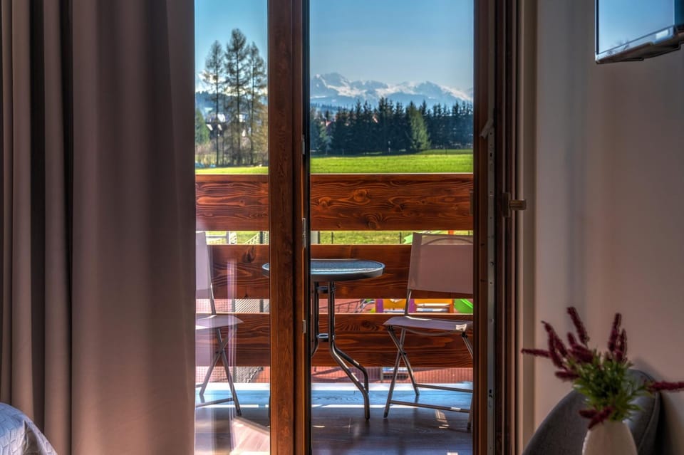 Photo of the whole room, Mountain view, Swimming pool