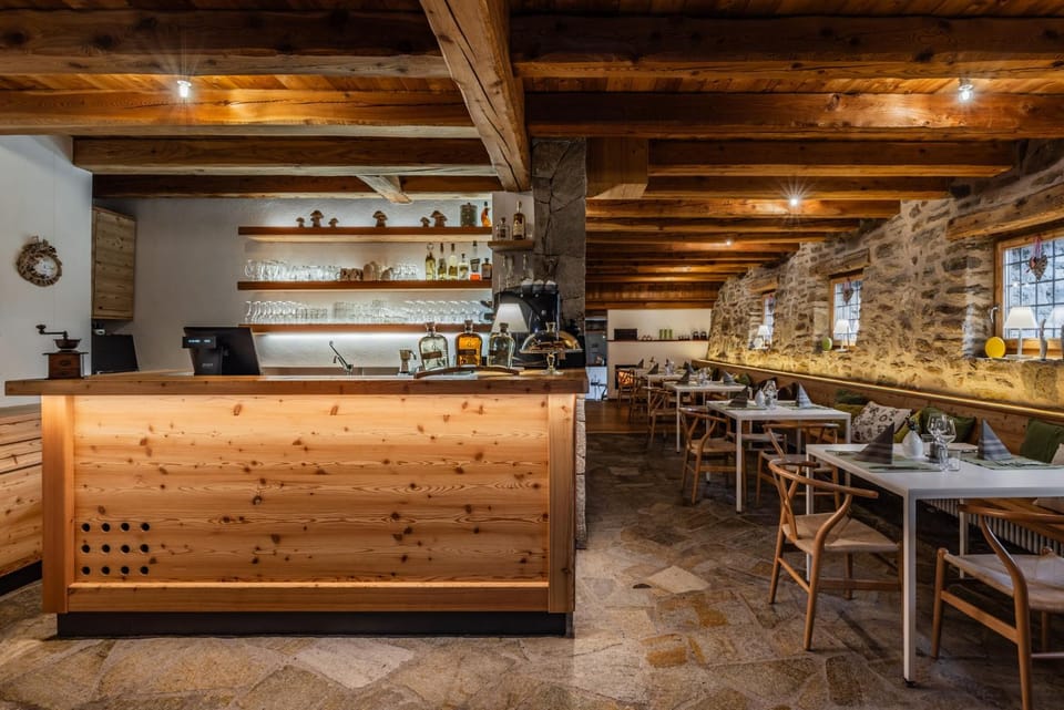 Restaurant/places to eat, Lounge or bar