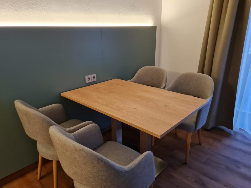 Seating area, Dining area