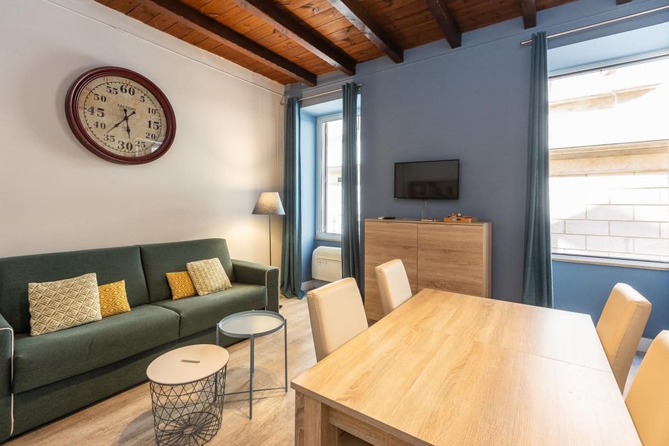 Communal lounge/ TV room, TV and multimedia, Living room, Seating area, Dining area, Evening entertainment