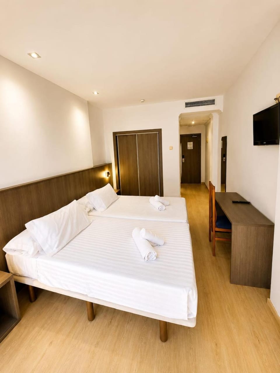 Bed, TV and multimedia, Photo of the whole room, Bedroom, towels, air conditioner