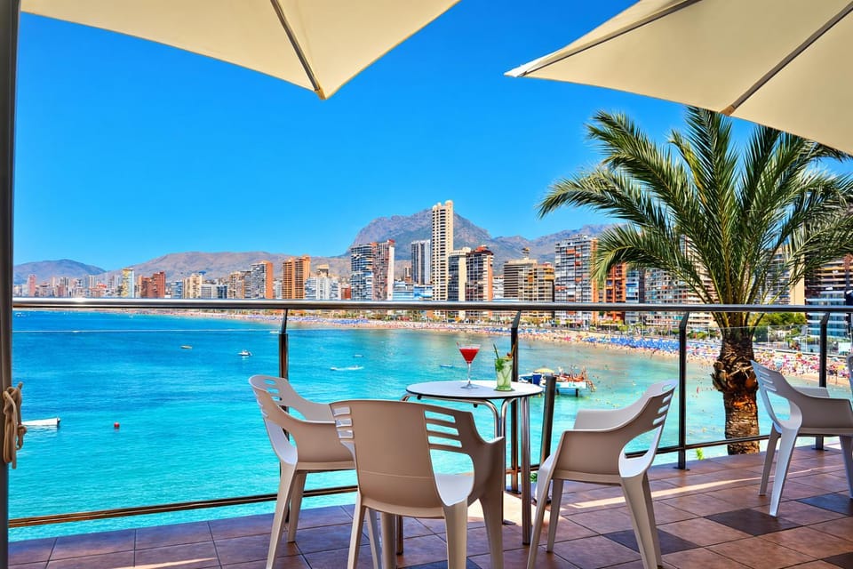 Restaurant/places to eat, Day, Natural landscape, Winter, View (from property/room), Balcony/Terrace, Dining area, On site, City view, Sea view, Location, Sunrise, Sunset