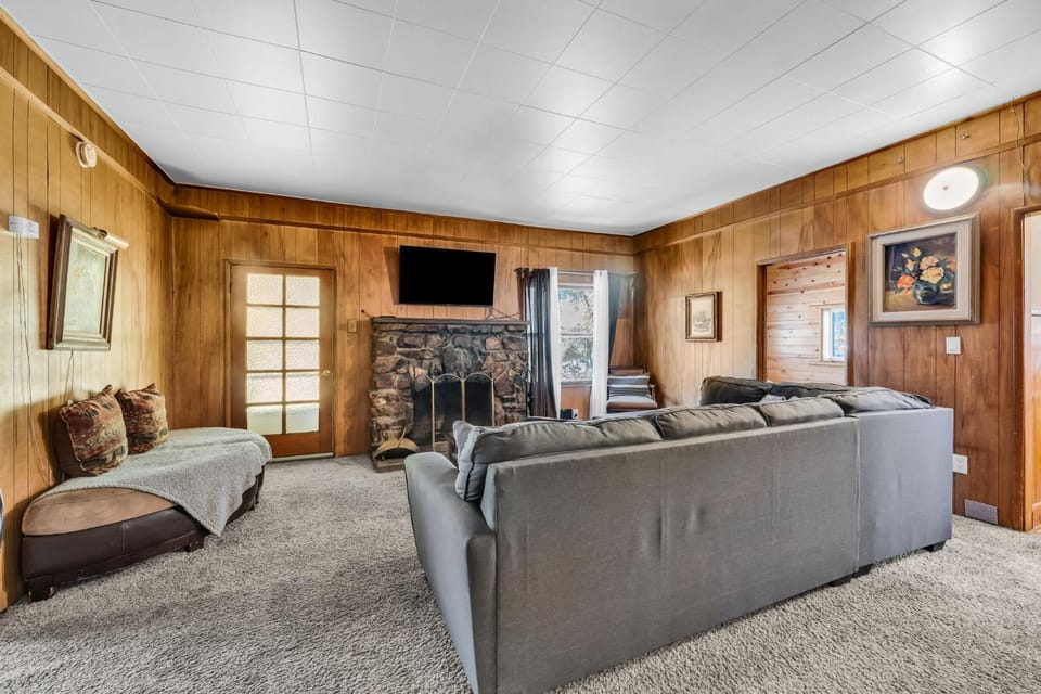 TV and multimedia, Living room, Seating area, Evening entertainment