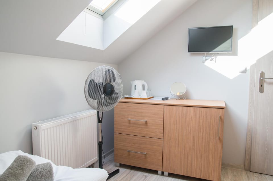 Bed, TV and multimedia, Bedroom