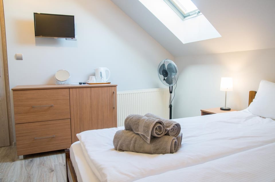 Bed, TV and multimedia, Bedroom
