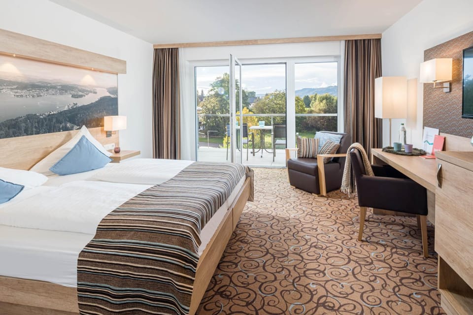 Bed, Photo of the whole room, Seating area, Bedroom