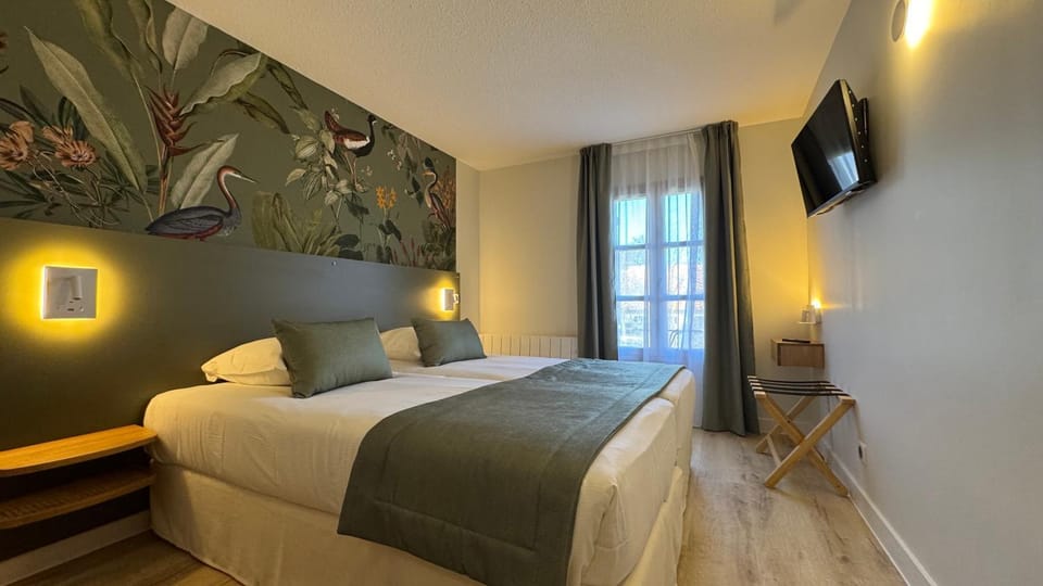 Bed, TV and multimedia, Bedroom