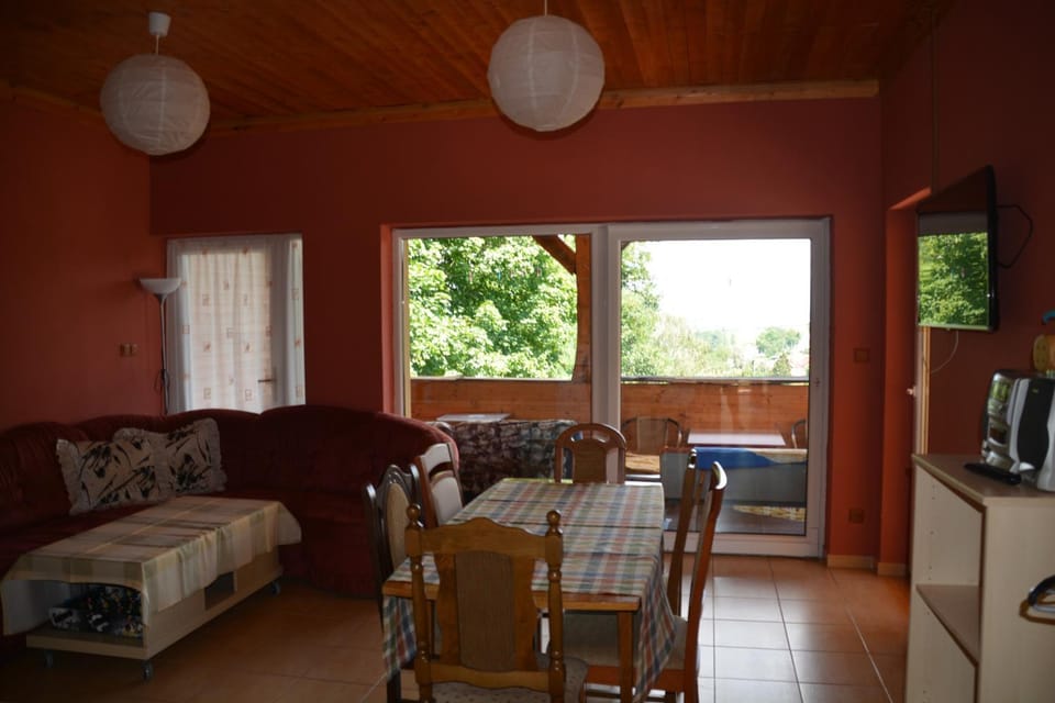 Library, TV and multimedia, Coffee/tea facilities, Living room, Photo of the whole room, Seating area, Dining area