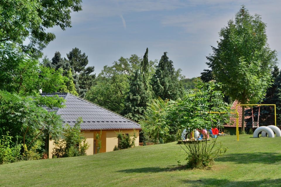 Property building, Facade/entrance, Neighbourhood, Garden, Garden view