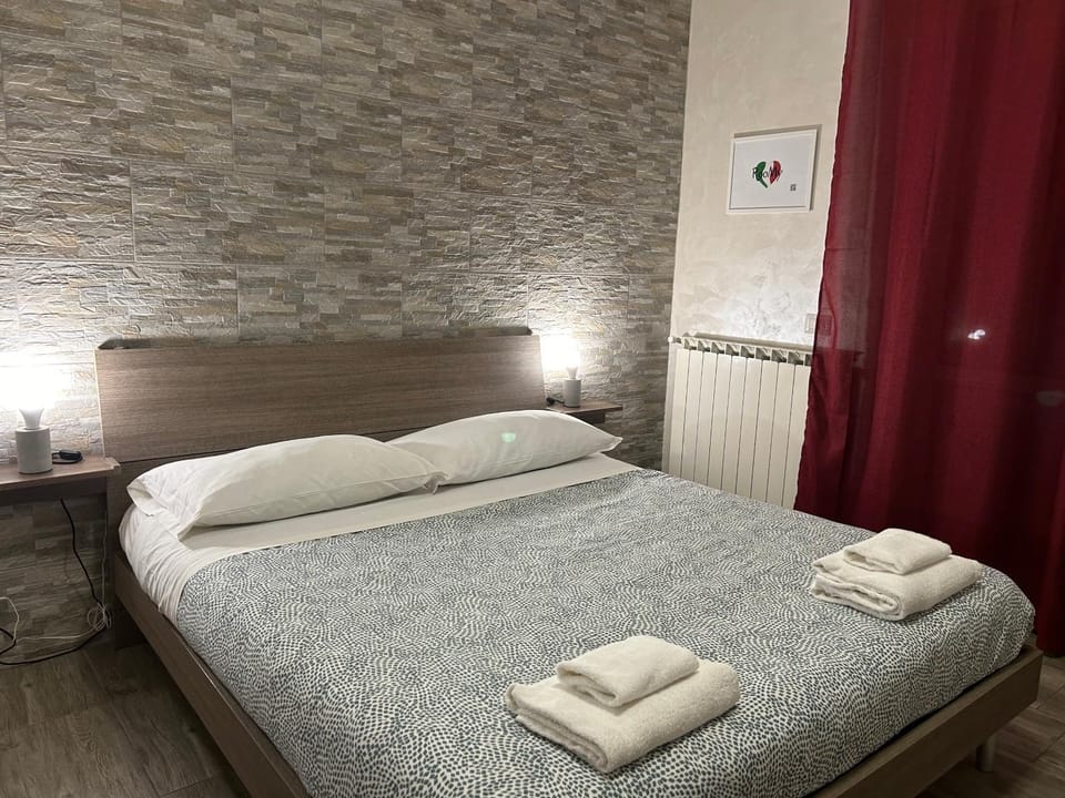 Bed, Bedroom, towels