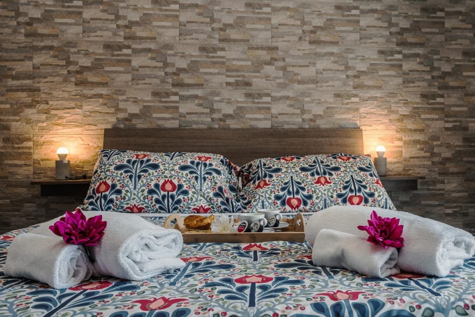 Bedroom, Breakfast, towels