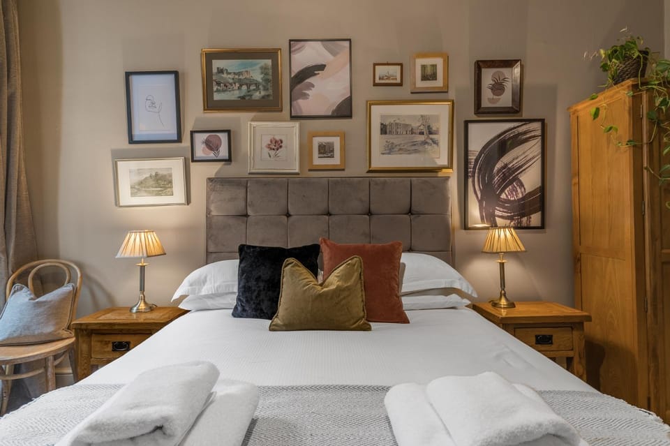 1869 - Room Only Boutique Townhouse Bed and Breakfast in Lake Road