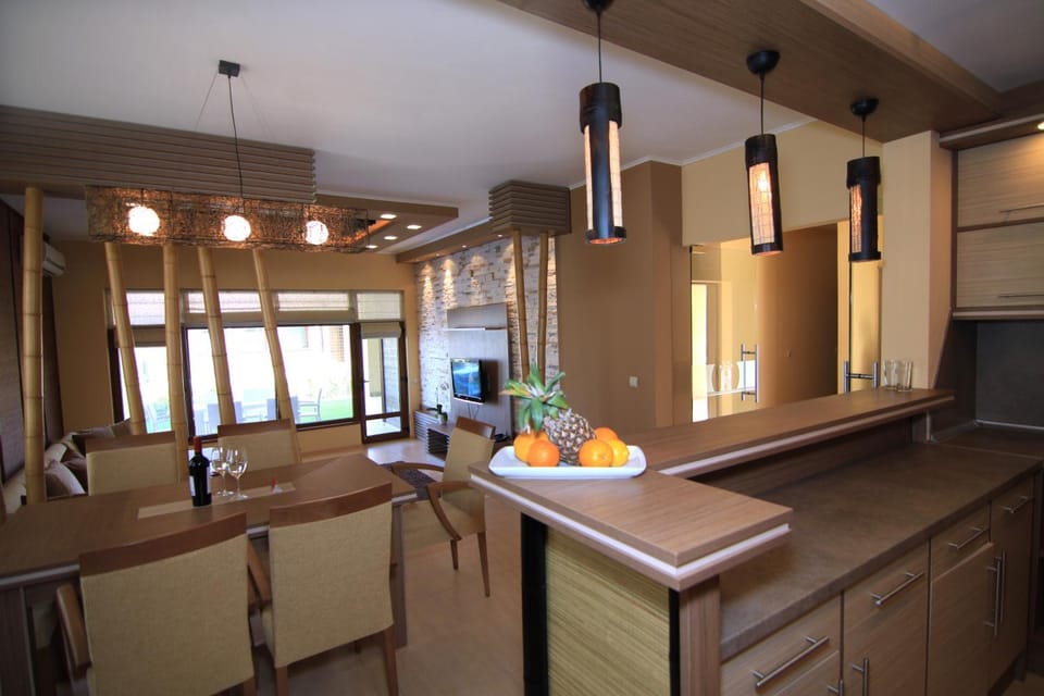 Kitchen or kitchenette, Seating area, Dining area