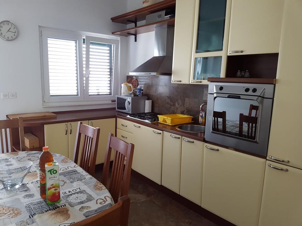 Kitchen or kitchenette, Seating area, Dining area, Communal kitchen