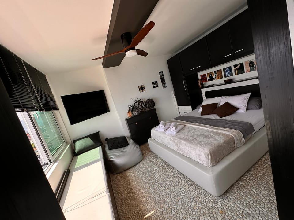 Bed, TV and multimedia, Photo of the whole room, Bedroom