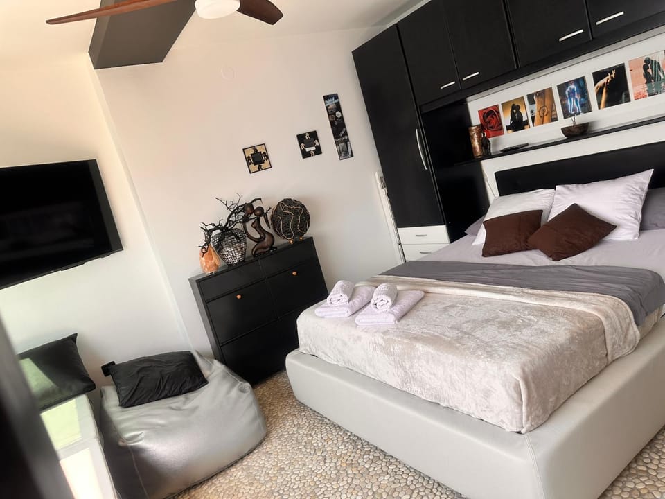 Bed, TV and multimedia, Bedroom, towels