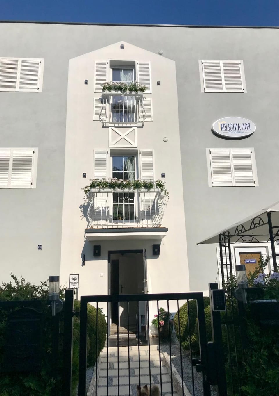Facade/entrance