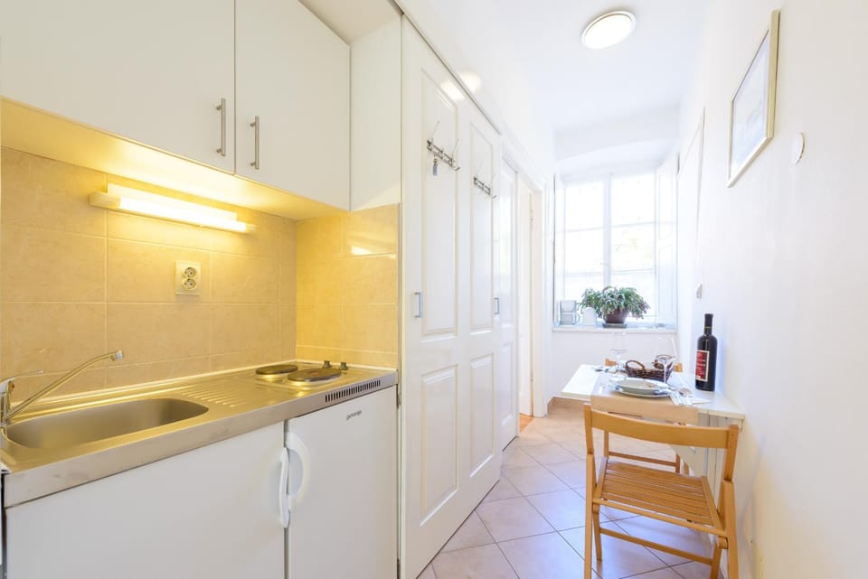 Kitchen or kitchenette, Seating area, Dining area