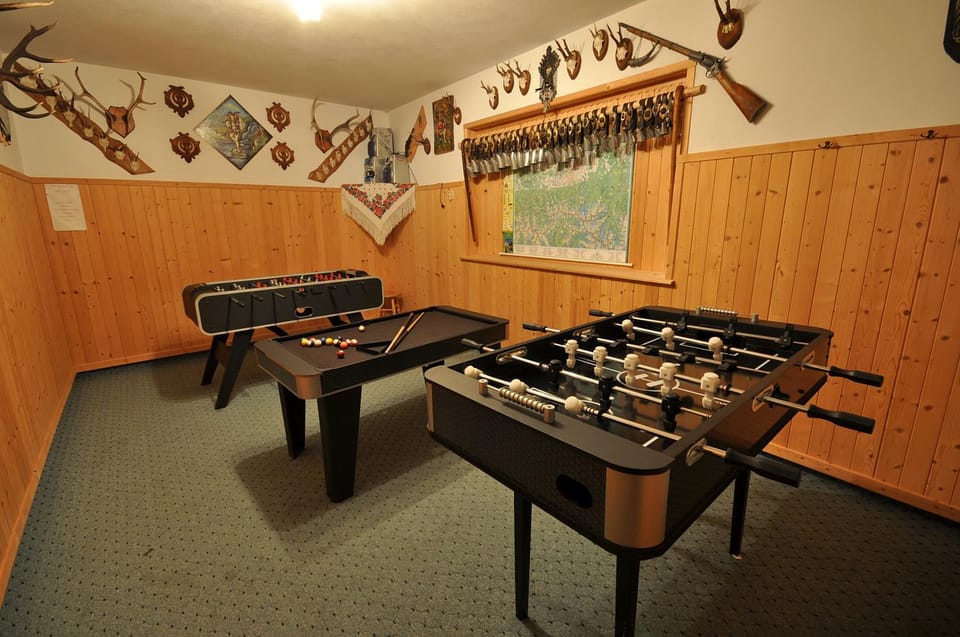 Billiard, Game Room