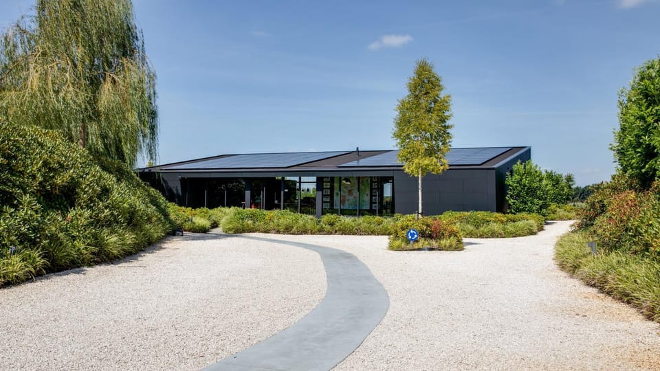 Property building, Facade/entrance, Garden, Parking