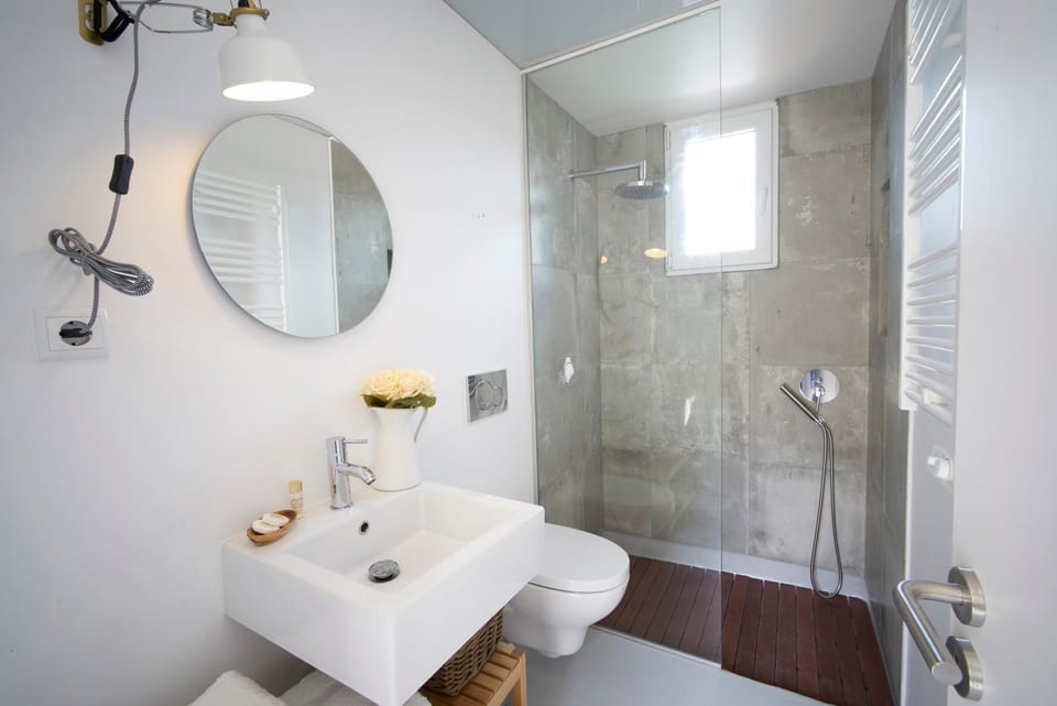 Shower, Toilet, Property building, Bathroom