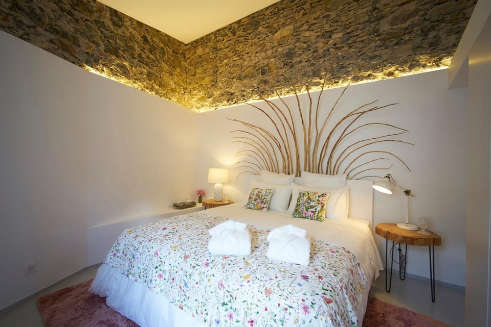 Property building, Bed, Bedroom, Mountain view