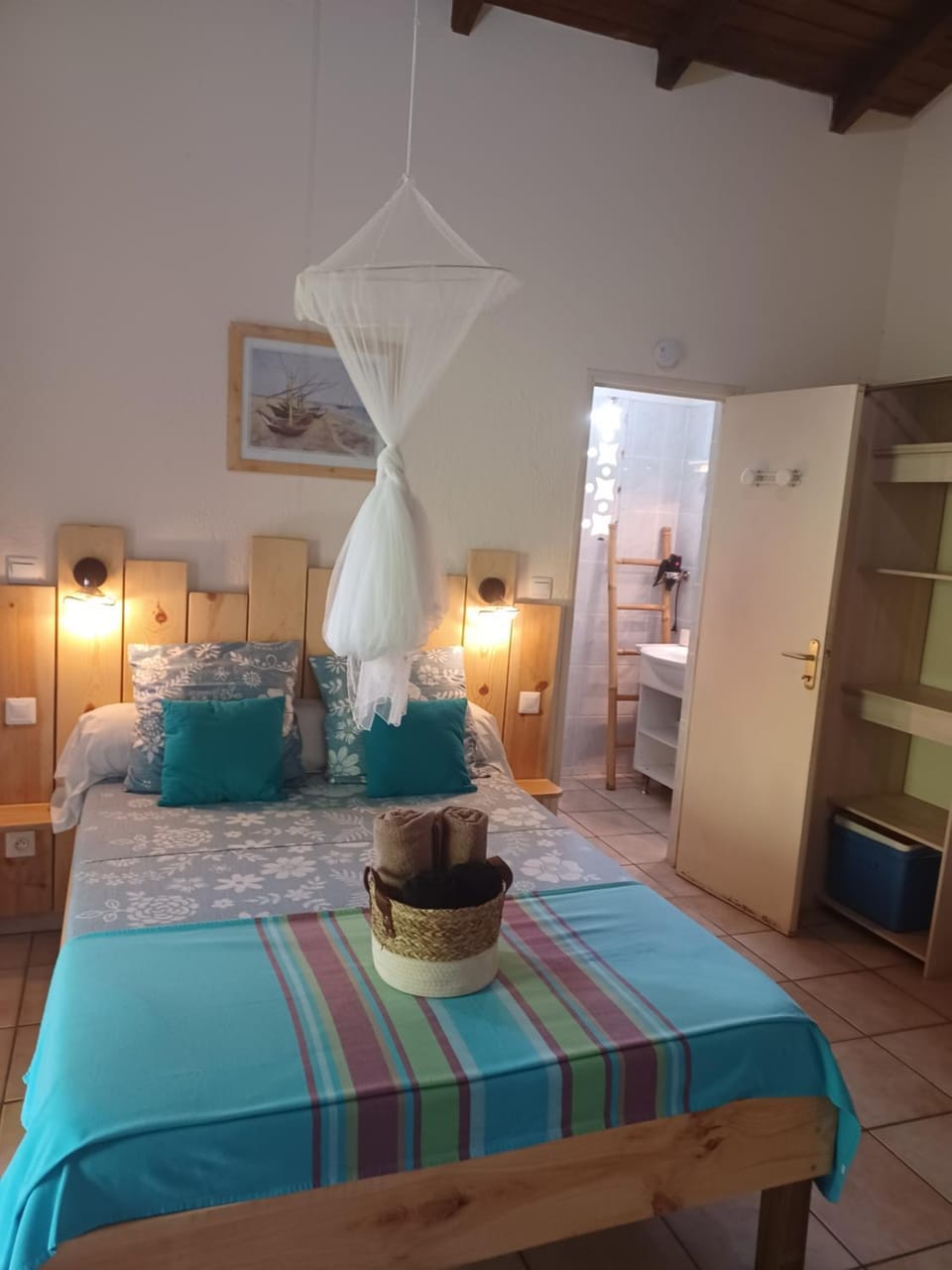 Bed, Bedroom, towels