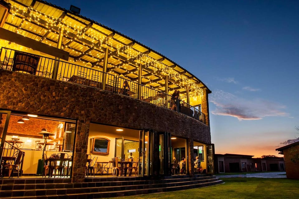 Restaurant/places to eat, Balcony/Terrace