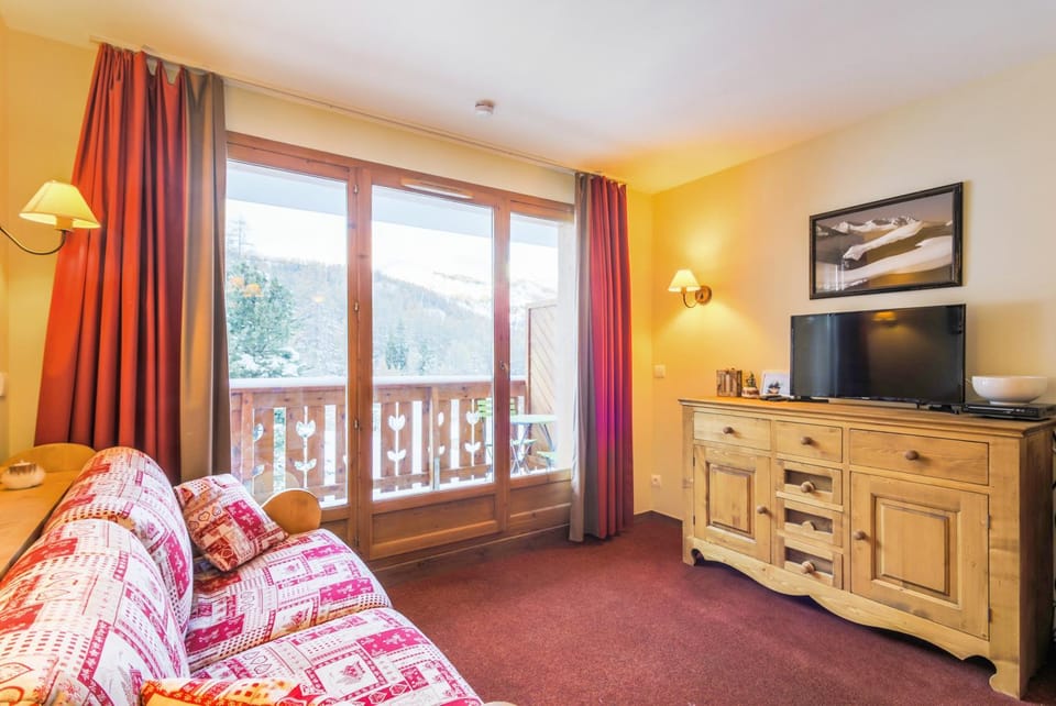 Bed, TV and multimedia, Living room