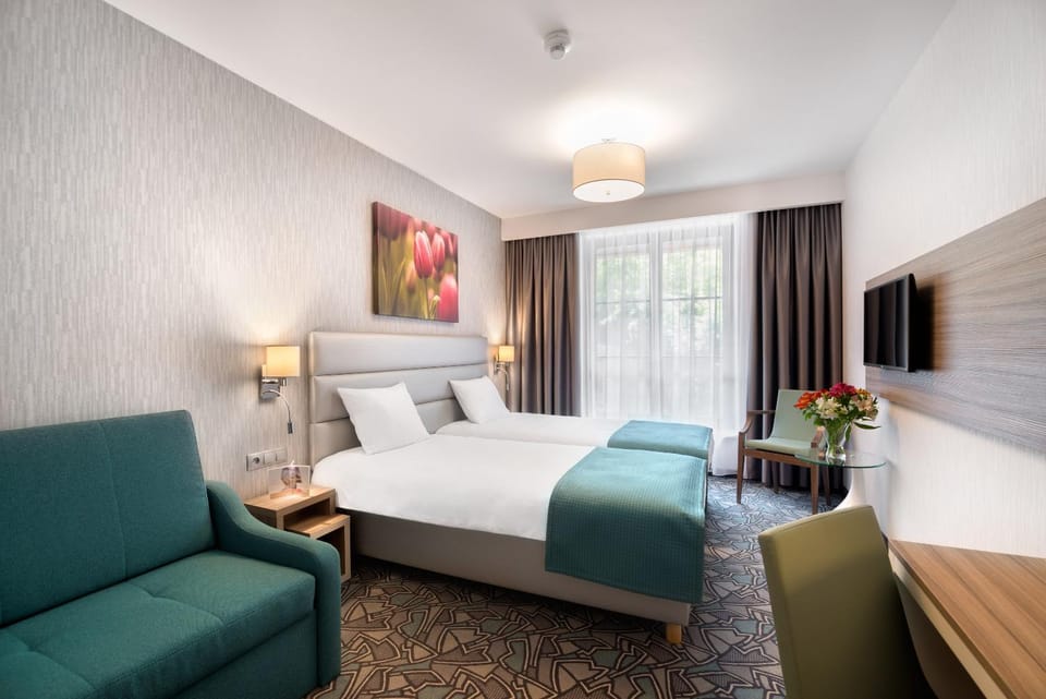 Bed, TV and multimedia, Photo of the whole room, Seating area, Bedroom