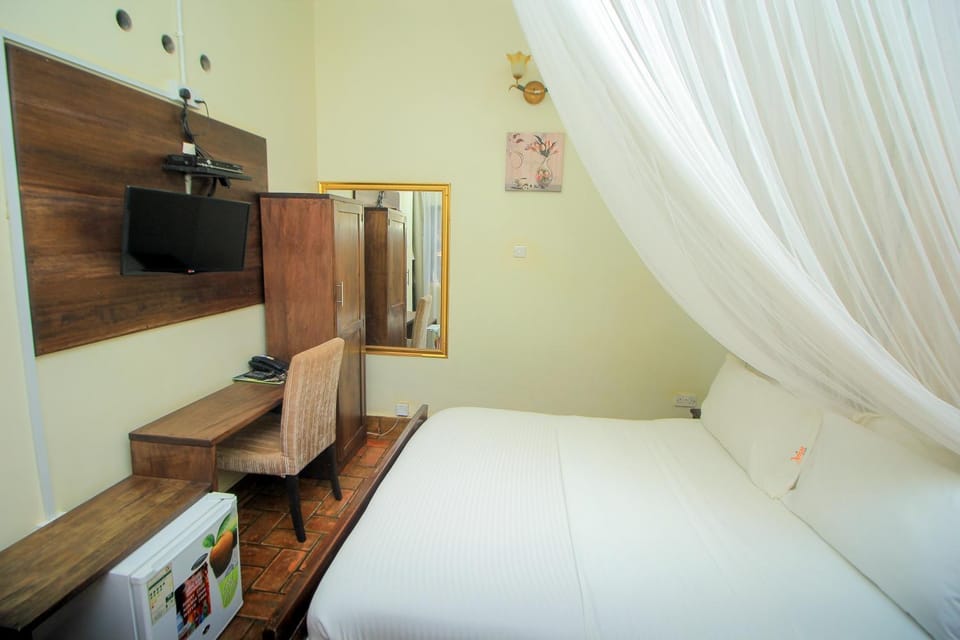 Bed, TV and multimedia, Photo of the whole room, wardrobe