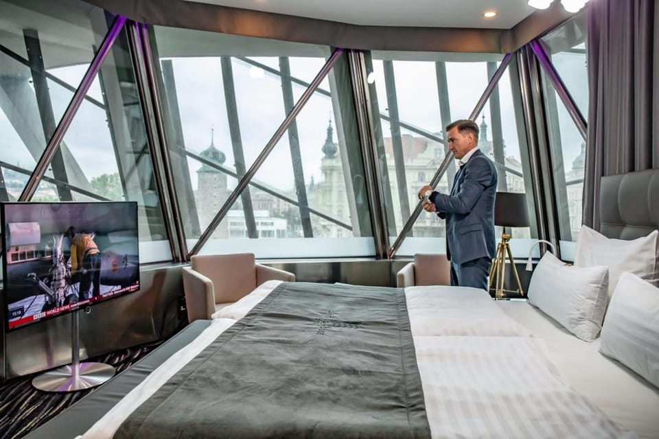 Bedroom, City view