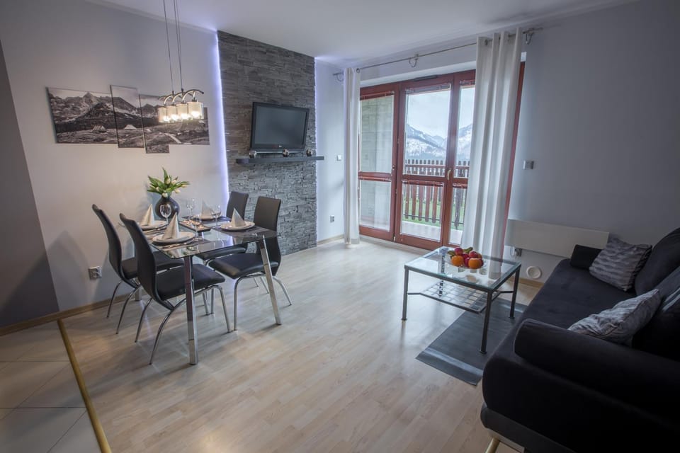 Bed, Balcony/Terrace, Living room, Photo of the whole room, Decorative detail, Seating area, Mountain view