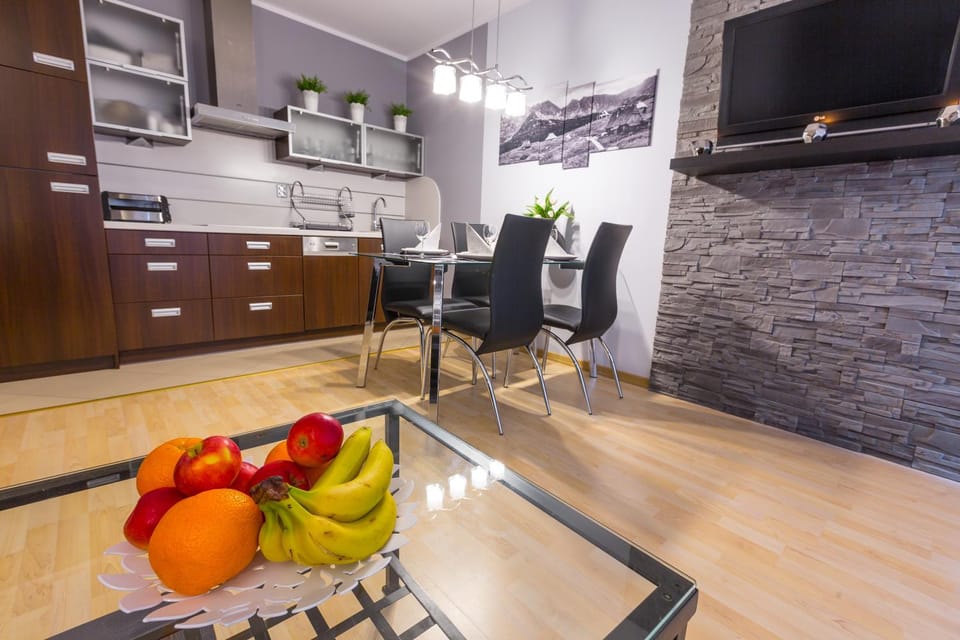 Kitchen or kitchenette, Living room, Photo of the whole room, Decorative detail, Dining area