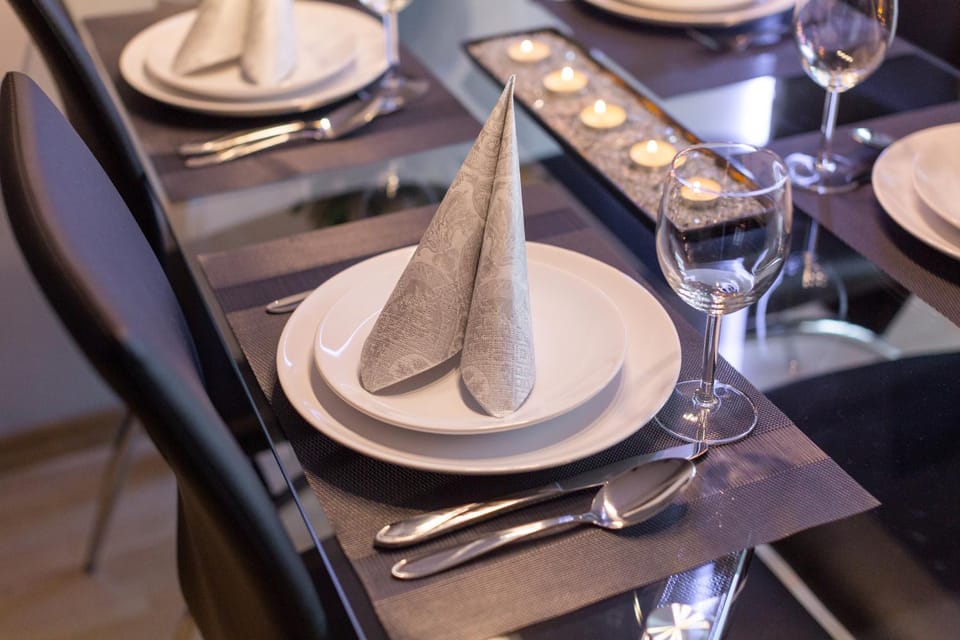 Kitchen or kitchenette, Food and drinks, Decorative detail, Dining area