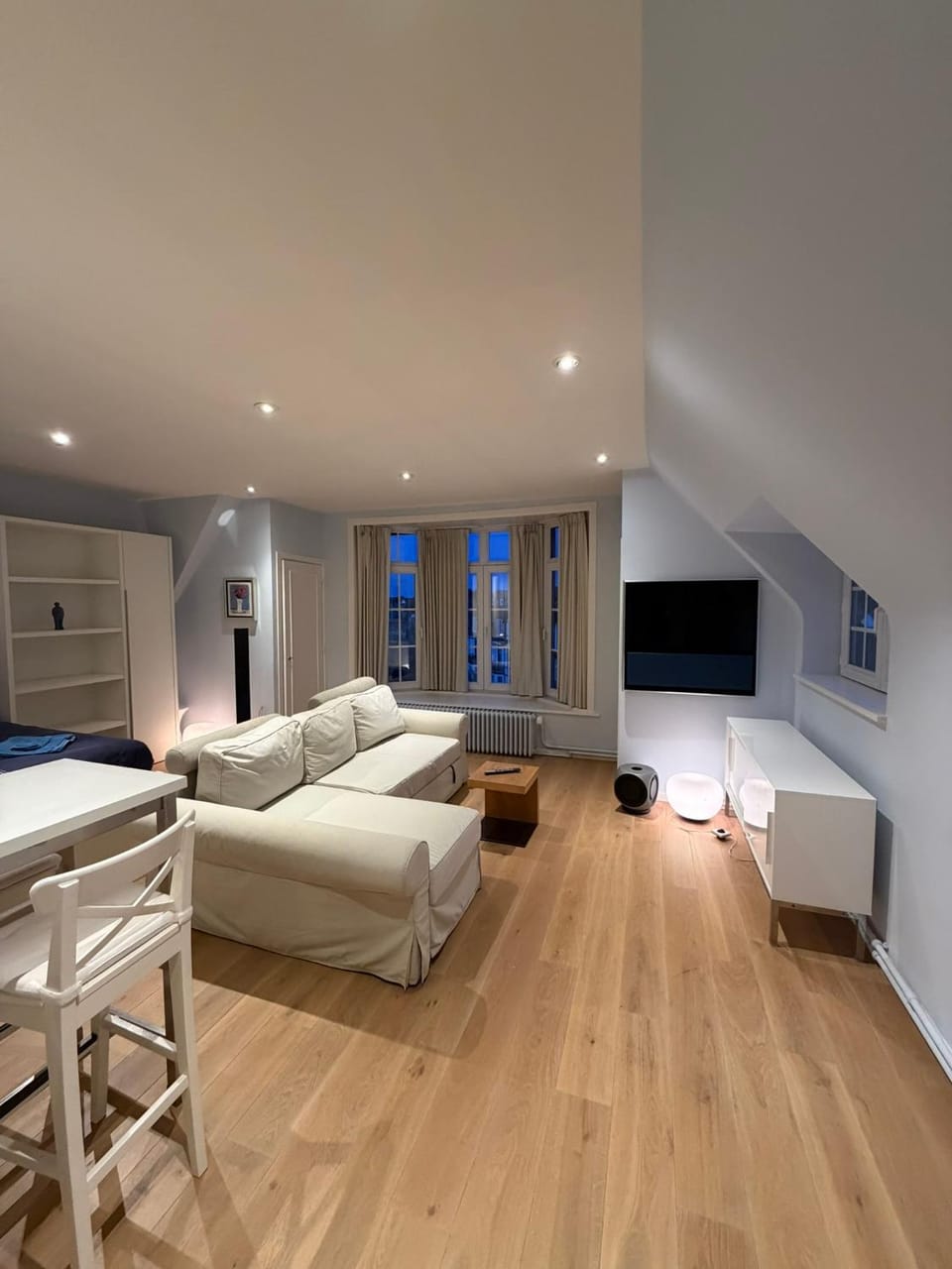 TV and multimedia, Living room, Photo of the whole room, Evening entertainment