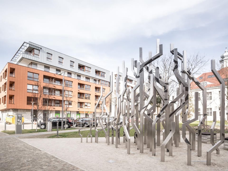 Nearby landmark, Off site, Neighbourhood, On site